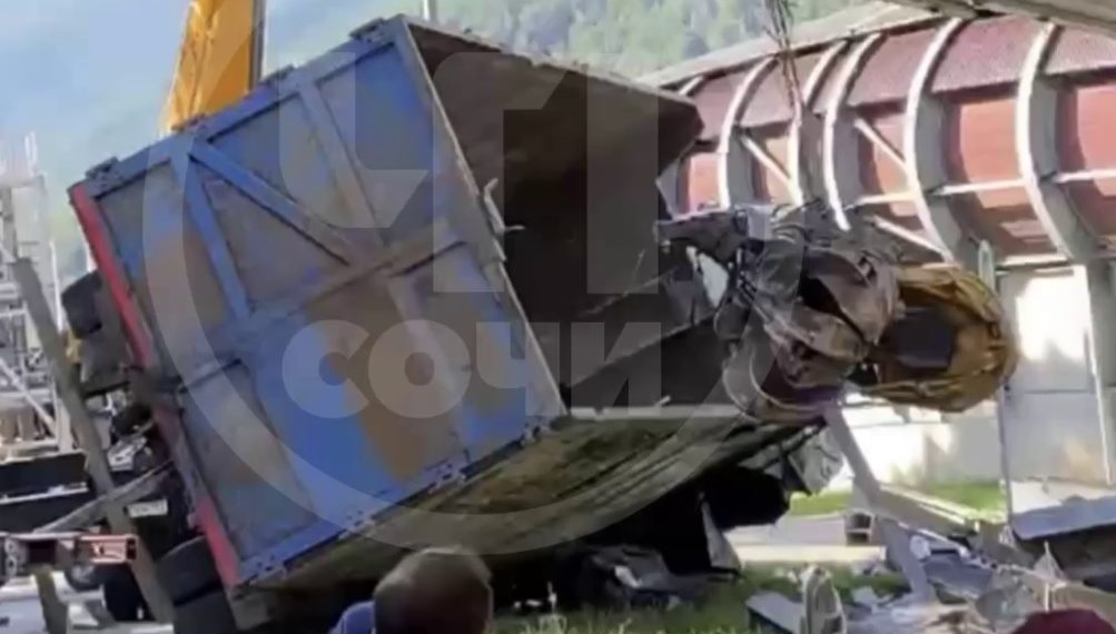 В ДТП с грузовиком с отказавшими тормозами в Сочи пострадал пассажир