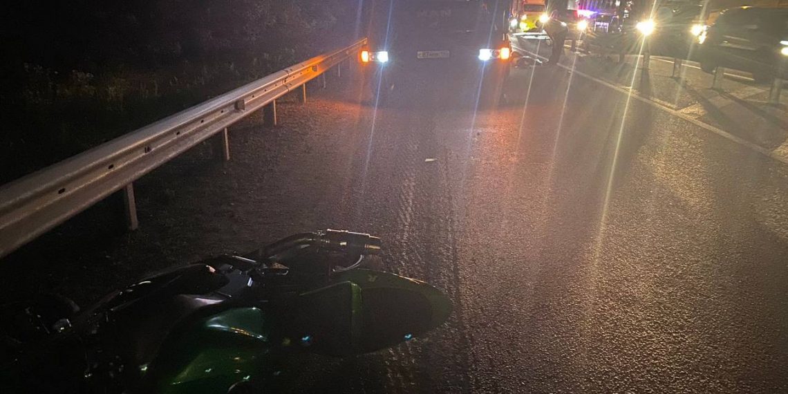 В Горячеключевском районе Кубани под колесами большегруза погиб 28-летний водитель мотоцикла