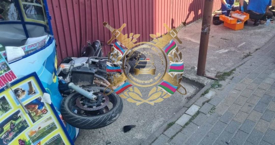 На Кубани мотоциклист погиб после столкновения с Kia и забором