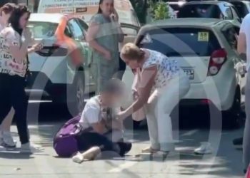 В Сочи девушка на самокате пострадала после столкновения с дверью авто