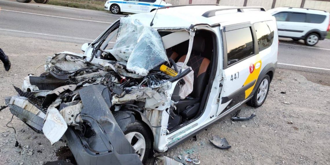 В Новороссийске таксист врезался в КамАЗ и погиб