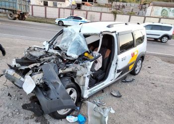 В Новороссийске таксист врезался в КамАЗ и погиб