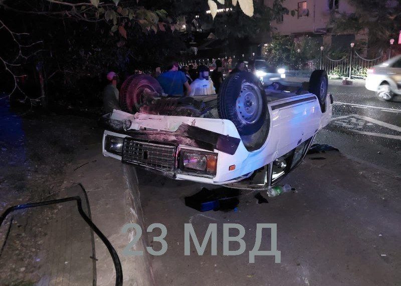 В Сочи опрокинувшийся ВАЗ насмерть сбил женщину