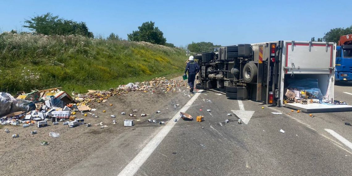В ДТП с опрокинувшимися грузовиками на Кубани пострадал водитель легковушки