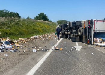 В ДТП с опрокинувшимися грузовиками на Кубани пострадал водитель легковушки