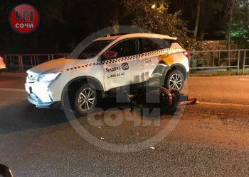 В Сириусе курьер попал в больницу после ДТП с автомобилем такси