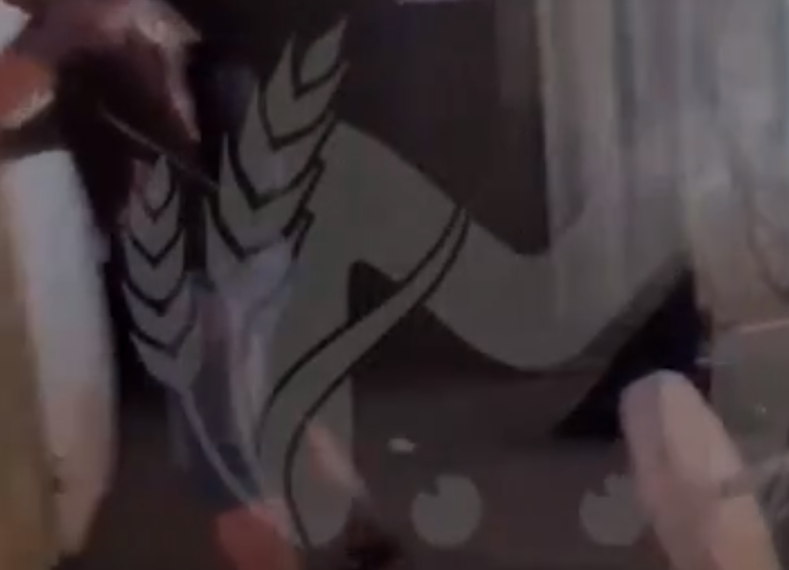 Бойню между дверью туалета и нетерпеливым мужчиной сняли на видео на пляже в Сочи