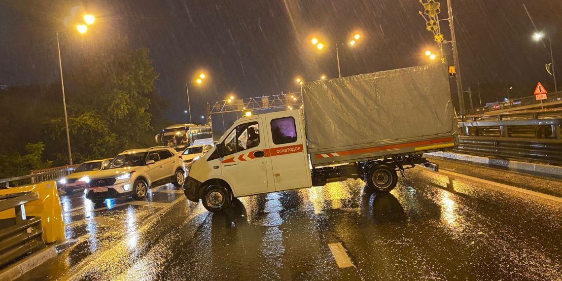 В Сочи из-за мощных ливней перекрыли участок дороги федерального значения