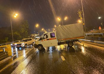 В Сочи из-за мощных ливней перекрыли участок дороги федерального значения