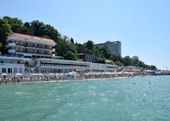 В Сочи взяли почти 3 тысячи проб на качество морской воды