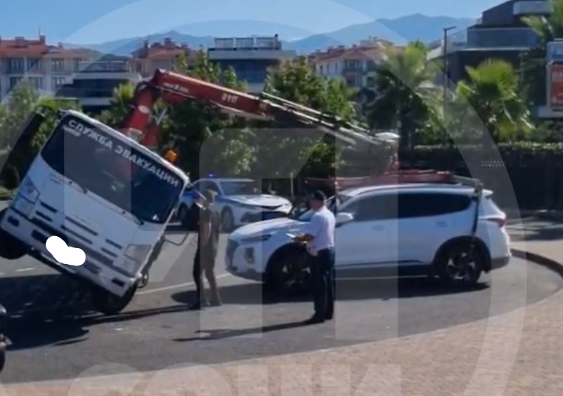 Утром в Сириусе эвакуатор опрокинулся на машину нарушителя и раздавил ему крышу