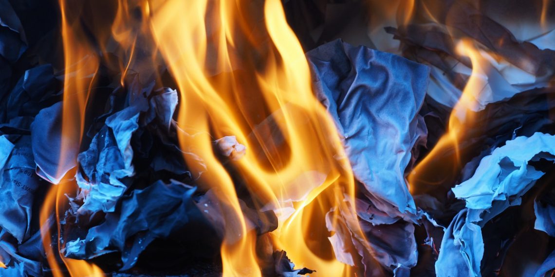 Из горящего двухэтажного дома в Сочи эвакуировали 17 человек