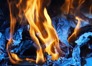 Из горящего двухэтажного дома в Сочи эвакуировали 17 человек