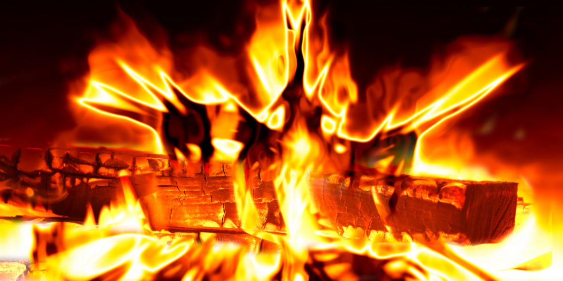 Из горящей многоэтажки в Краснодаре эвакуировали 14 человек