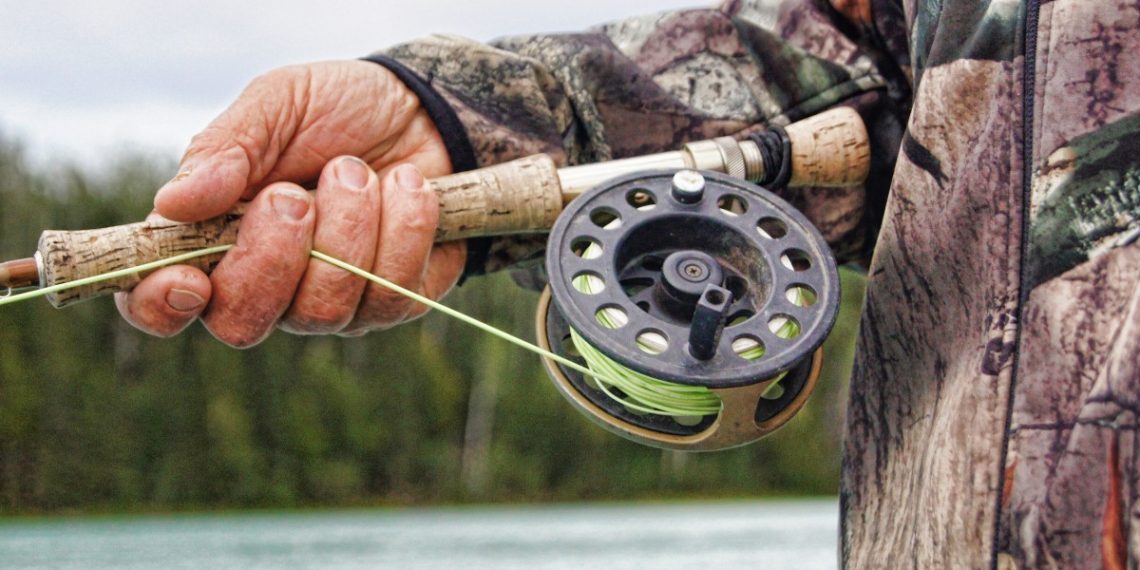 Энергетики предупреждают: рыбачить вблизи энергообъектов смертельно опасно!