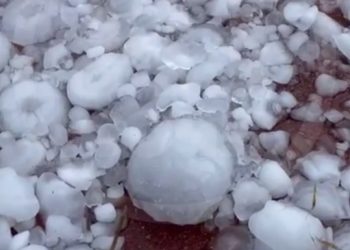 Град в Лазаревском районе Сочи повредил дома и автомобили