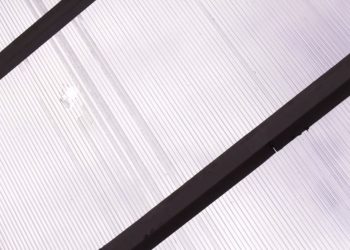 В Сочи град повредил кровлю школы №99 и Центра национальных культур