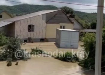 «Заметили два смерча, по улицам плывут грузовики»: стихия с новой силой бушует в Туапсинском районе Кубани