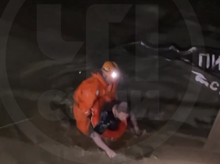 В Сочи спасли отдыхающего из Сибири, которого с моста смыло течением в реку Хорота