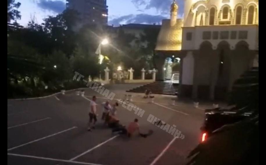 Двое приезжих в Сочи устроили драку на территории храма