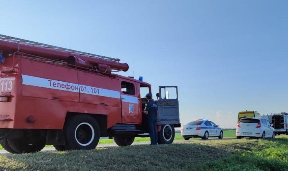 В МЧС сообщили о третьем погибшем в ДТП с автобусом на Кубани