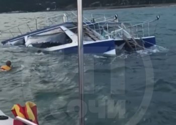 В Лазаревском районе Сочи из-за мощных ливней затонул катамаран “Фортуна”