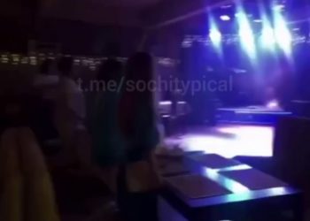 В клубе в Сочи включили гимн России: люди встали и подпевали