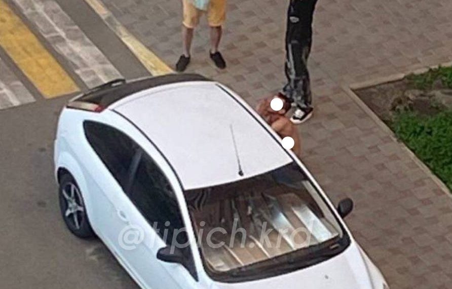 В Краснодаре мужчина в костюме Адама устроил «музыкальное» шоу с помощью причинного места