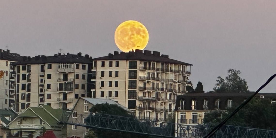 Завораживающее суперлуние в Краснодарском крае сняли в ночь на 4 июля