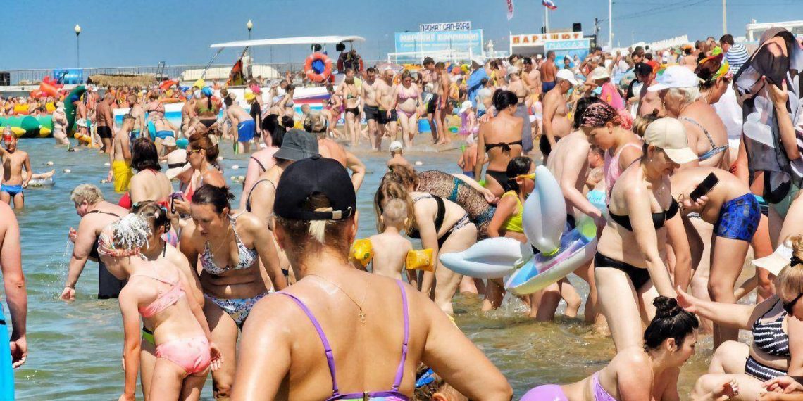 «Жирные женщины и мужчины с большими сиськами»: Алена Водонаева раскритиковала отдыхающих в Анапе