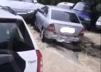 В Хостинском районе Сочи из-за ливня повреждены десятки автомобилей