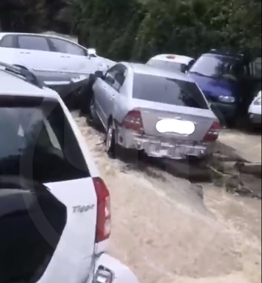 В Хостинском районе Сочи из-за ливня повреждены десятки автомобилей