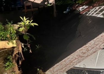 В Сочи во время мощного ливня упавшая опорная стена придавила автомобили