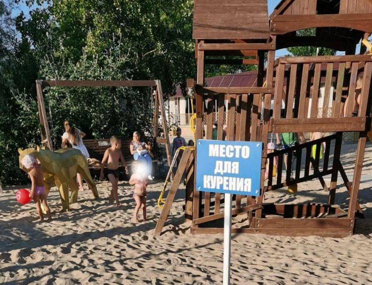 В Анапе на центральном пляже место для курения организовали рядом с детской площадкой