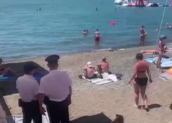 На пляже в центре Сочи 24-летний отдыхающий самоудовлетворялся среди бела дня