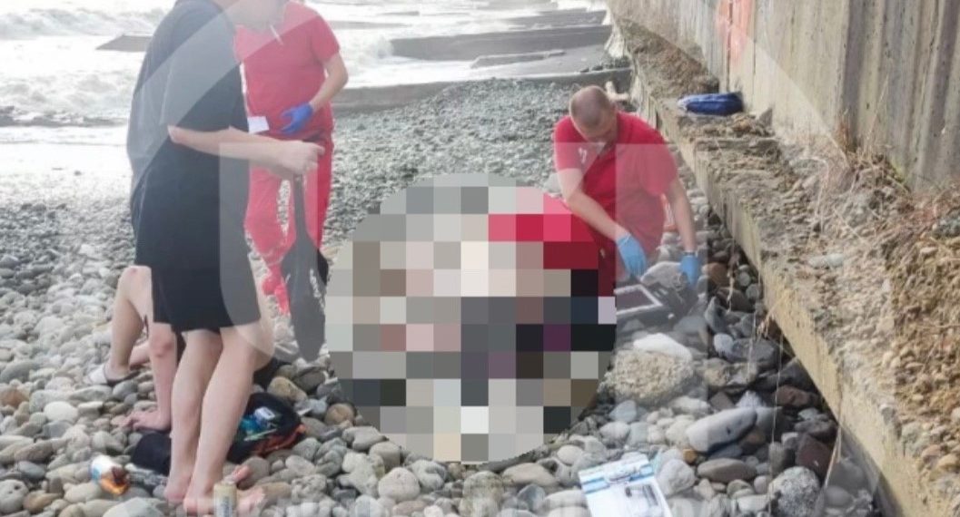 Во время пятничного шторма в море Сочи погибла девушка