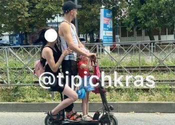 «Хоронить, так всей семьей»: в Краснодаре семья из трех человек на самокате рассекала по оживленным улицам