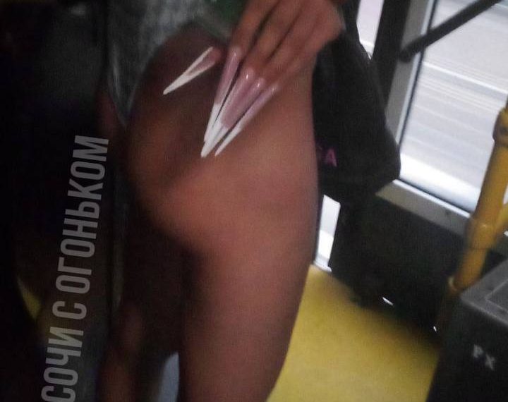 “Ногти, как у птеродактиля, сумка Balenciaga”: полуголая девушка в автобусе Сочи произвела фурор