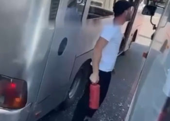 Бил огнетушителем стекла в автобусе: зрелищный конфликт двух водителей сняли на видео в Сочи