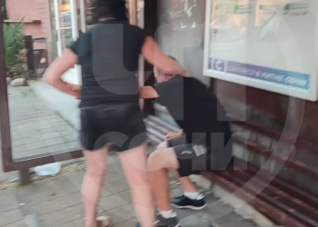 В Сочи на автобусной остановке жена избила мужа