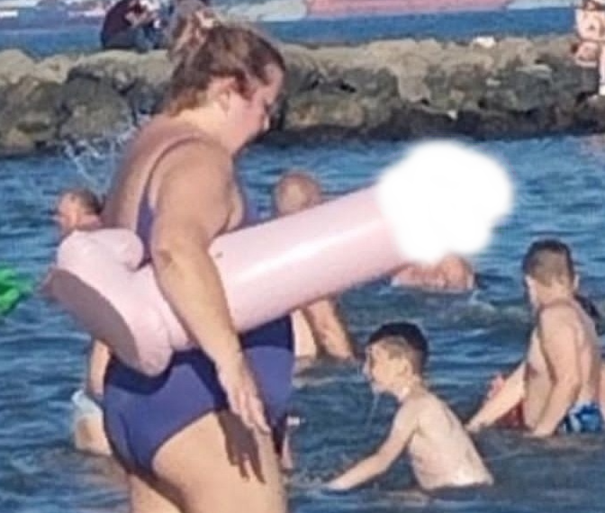 «Целый день они купались»: в Новороссийске обнаружили отдыхающую с весомым символом плодородия