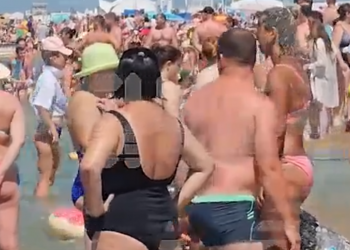 Власти Анапы прокомментировали уринотерапию и массовый стояк на местных пляжах