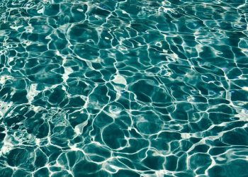 В бассейне на Кубани чуть не утонул трехлетний ребенок