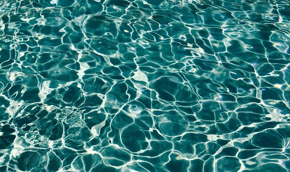 В бассейне на Кубани чуть не утонул трехлетний ребенок