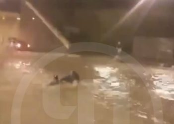 В Сочи мужчина и женщина чуть не утонули на подтопленной дороге