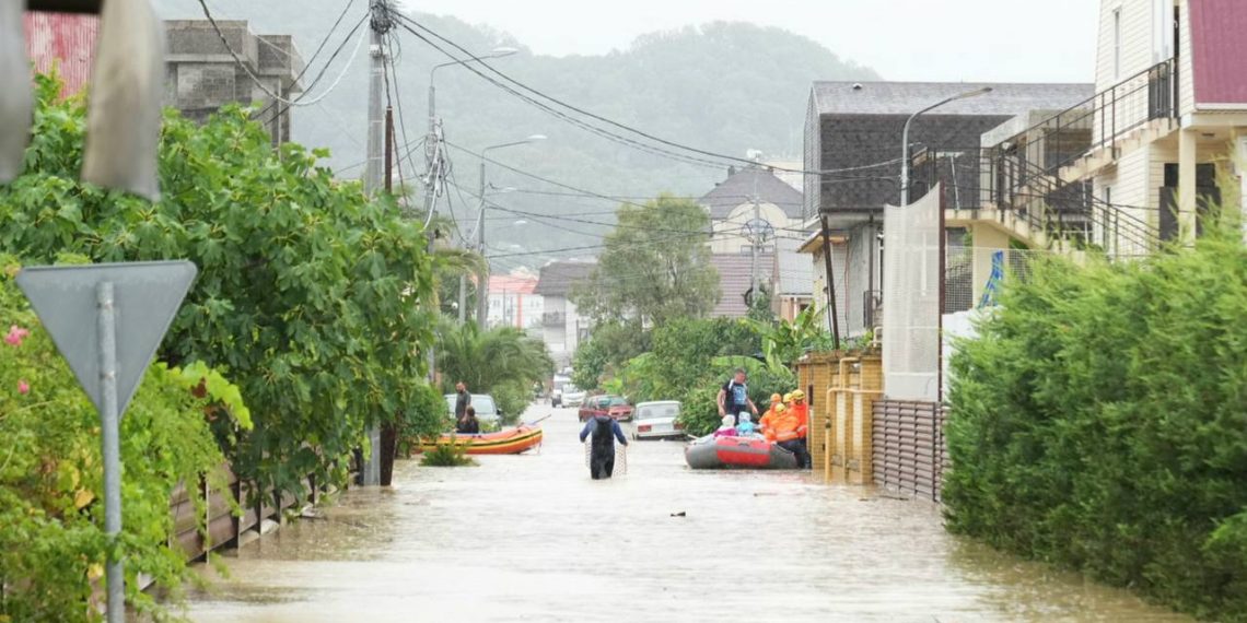 Штормовое предупреждение в Сочи будет действовать до конца 11 июля