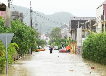 Штормовое предупреждение в Сочи будет действовать до конца 11 июля