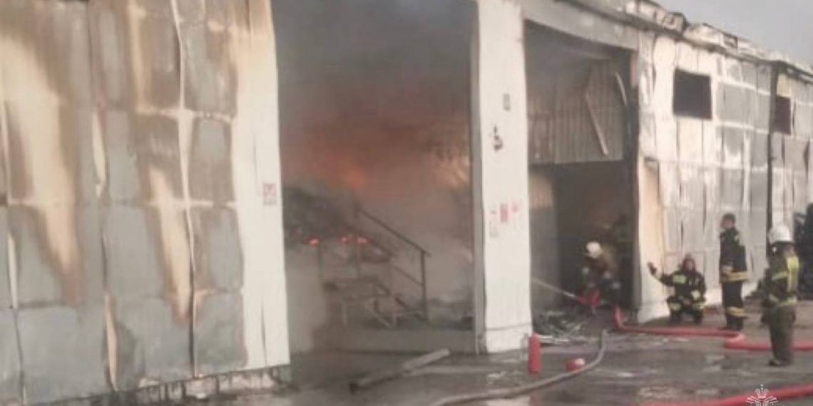 На Кубани 65 человек тушат горящий склад винзавода