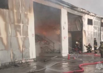 На Кубани 65 человек тушат горящий склад винзавода