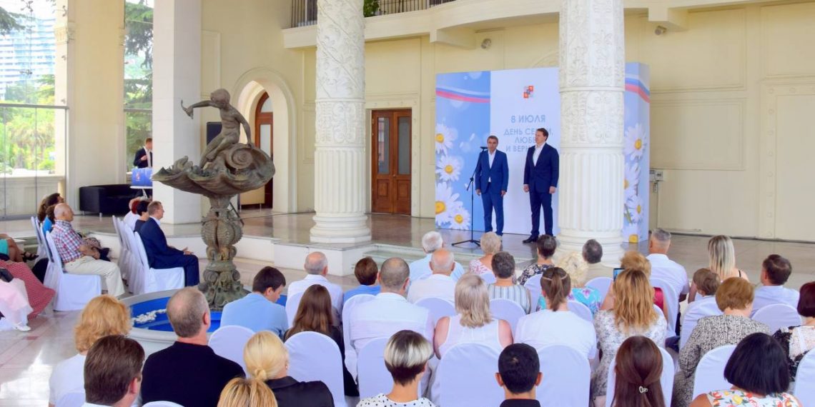 Копайгородский поздравил сочинцев с Днем семьи, любви и верности